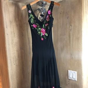 GORGEOUS V-Neck with Floral Embroidery